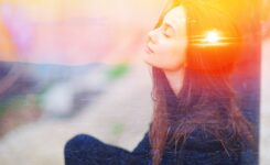 内観する女性