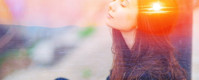内観する女性